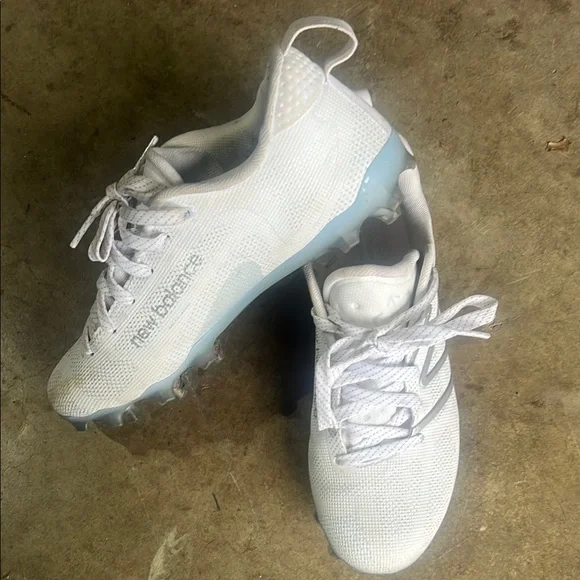 New Balance White Sneakers Sleek Design - Picture 4 of 4